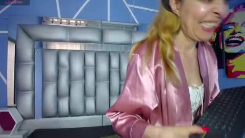 Snapshot of lucy_ny chatting on 09-12-25, 01:55  SleepyAbuela online show from 09-12-25, 01:55
