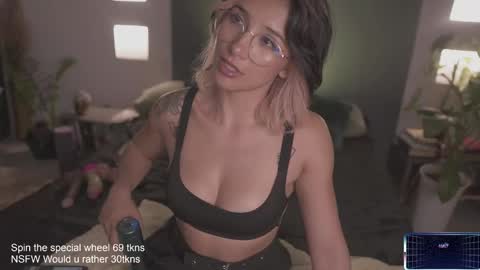 Snapshot of lucyallenx chatting on 02-22-25, 05:02 Lucy Alien  online show from 02-22-25, 05:02