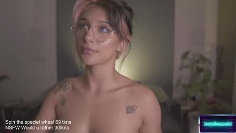 Snapshot of lucyallenx chatting on 02-25-25, 01:52 Lucy Alien  online show from 02-25-25, 01:52