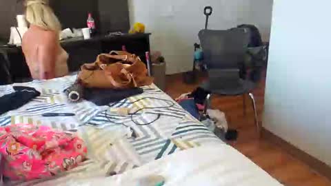 Lucy Loves Lookers online show from 09-17-25, 04:30