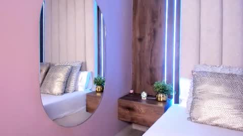 Snapshot of lucysalvatore chatting on 11-11-25, 01:00 Lucy online show from 11-11-25, 01:00