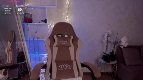 Snapshot of lucyshaw chatting on 10-01-25, 10:54 Lucy online show from 10-01-25, 10:54