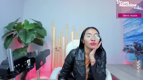 Snapshot of lucyy_liiu chatting on 09-18-25, 01:02 Lucy Liiu online show from 09-18-25, 01:02