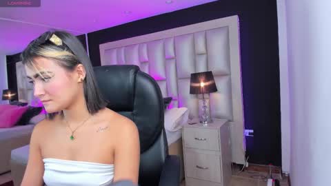 Luisa  online show from 11-18-25, 04:33