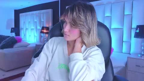 Snapshot of luisajonnes_ chatting on 07-28-26, 02:13 Luisa online show from 07-28-26, 02:13