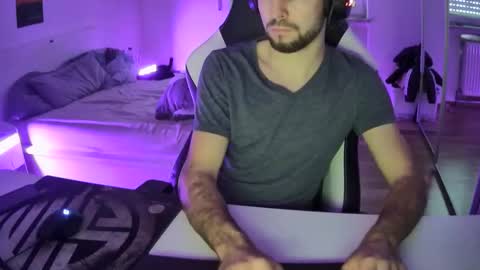 Snapshot of lukasschoetz chatting on 12-22-24, 02:06 lukasschoetz online show from 12-22-24, 02:06