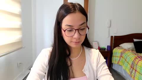 Snapshot of lulibee_ chatting on 03-31-26, 01:22 Luli online show from 03-31-26, 01:22