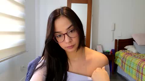 Snapshot of lulibee_ chatting on 04-03-26, 12:58 Luli online show from 04-03-26, 12:58