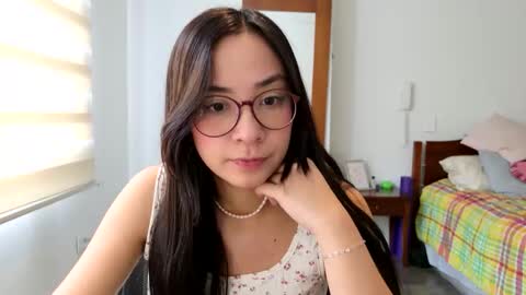 Snapshot of lulibee_ chatting on 04-08-26, 01:11 Luli online show from 04-08-26, 01:11