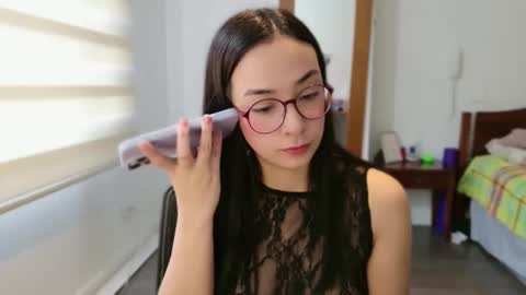 Snapshot of lulibee_ chatting on 04-22-26, 01:23 Luli online show from 04-22-26, 01:23