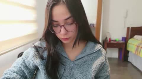 Snapshot of lulibee_ chatting on 04-25-26, 01:14 Luli online show from 04-25-26, 01:14