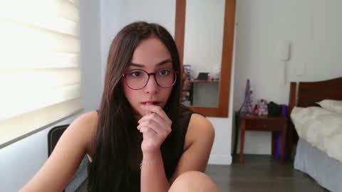 Snapshot of lulibee_ chatting on 05-11-26, 04:04 Luli online show from 05-11-26, 04:04