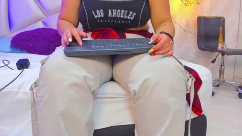 Snapshot of lulu_kawai chatting on 01-12-25, 12:33 lulu online show from 01-12-25, 12:33