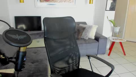 Snapshot of lulu_lopez chatting on 02-12-25, 02:43 Lau online show from 02-12-25, 02:43