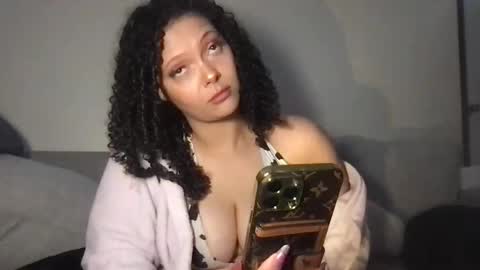 Snapshot of luluvalenttine chatting on 11-23-25, 06:41 LuLu Valenttine Hot Sexy HawaiianCape Verde online show from 11-23-25, 06:41