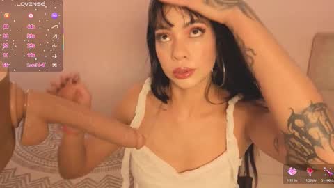 Snapshot of luluwonder_ chatting on 01-11-26, 02:11 Lulu online show from 01-11-26, 02:11