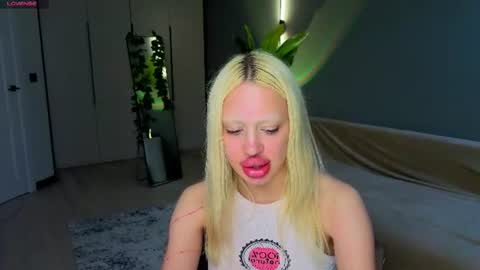 Snapshot of luna_beverly chatting on 06-14-26, 02:24 luna_beverly online show from 06-14-26, 02:24