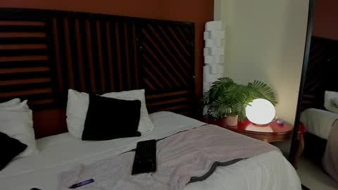 luna_cute14 online show from 04-25-26, 09:12