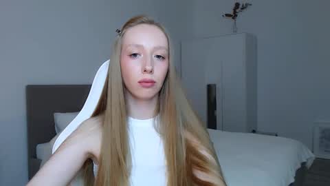 Snapshot of luna_insanity chatting on 09-22-25, 09:28 Luna online show from 09-22-25, 09:28