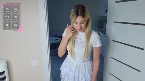 Snapshot of luna_licks chatting on 11-23-25, 10:59 Olivia online show from 11-23-25, 10:59