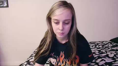 Snapshot of luna_lovelyy chatting on 02-14-25, 02:07 Luna online show from 02-14-25, 02:07