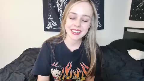 Snapshot of luna_lovelyy chatting on 09-11-25, 09:26 Luna online show from 09-11-25, 09:26