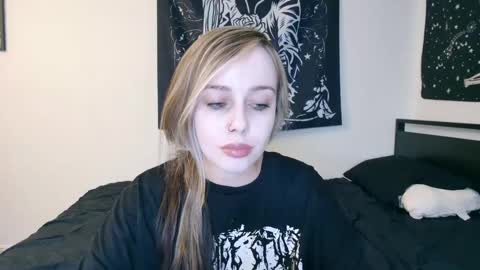 Snapshot of luna_lovelyy chatting on 09-21-25, 05:20 Luna online show from 09-21-25, 05:20