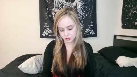 Snapshot of luna_lovelyy chatting on 09-21-25, 09:16 Luna online show from 09-21-25, 09:16