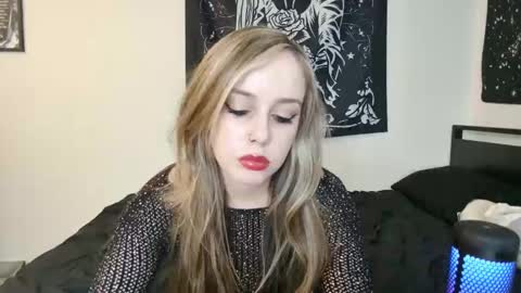 Snapshot of luna_lovelyy chatting on 09-23-25, 12:46 Luna online show from 09-23-25, 12:46