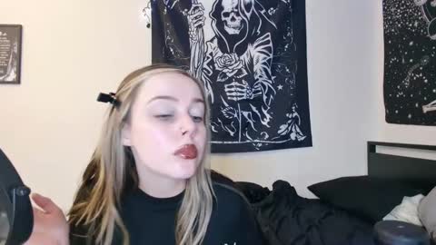 Snapshot of luna_lovelyy chatting on 10-11-25, 04:22 Luna online show from 10-11-25, 04:22