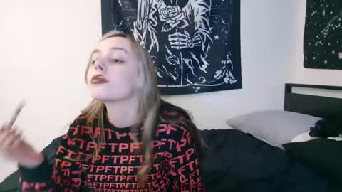 Snapshot of luna_lovelyy chatting on 10-14-25, 04:02 Luna online show from 10-14-25, 04:02