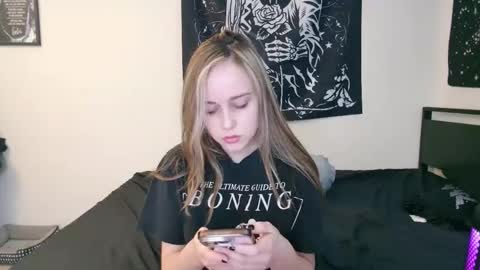 Snapshot of luna_lovelyy chatting on 10-16-25, 06:31 Luna online show from 10-16-25, 06:31