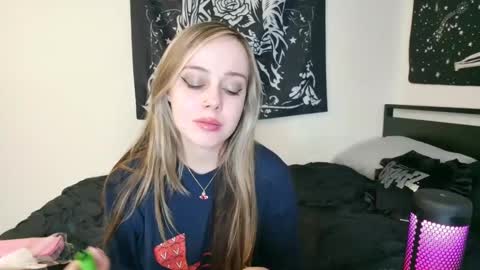 Snapshot of luna_lovelyy chatting on 10-21-25, 12:33 Luna online show from 10-21-25, 12:33