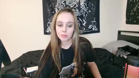 Snapshot of luna_lovelyy chatting on 10-21-25, 10:21 Luna online show from 10-21-25, 10:21