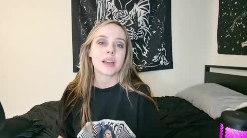 Snapshot of luna_lovelyy chatting on 10-23-25, 04:12 Luna online show from 10-23-25, 04:12