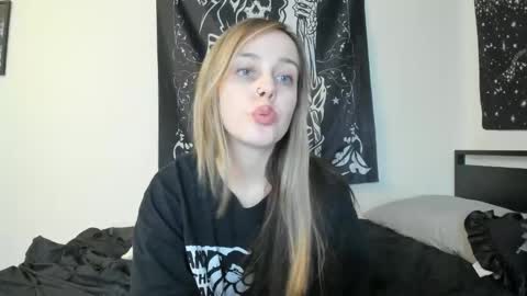 Snapshot of luna_lovelyy chatting on 11-04-25, 01:59 Luna online show from 11-04-25, 01:59