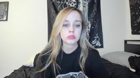 Snapshot of luna_lovelyy chatting on 11-05-25, 05:07 Luna online show from 11-05-25, 05:07