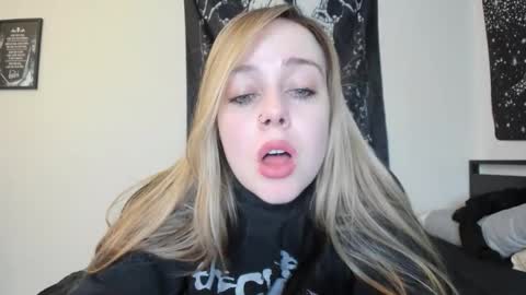 Snapshot of luna_lovelyy chatting on 11-18-25, 06:18 Luna online show from 11-18-25, 06:18