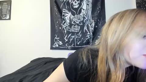 Snapshot of luna_lovelyy chatting on 11-19-25, 02:22 Luna online show from 11-19-25, 02:22