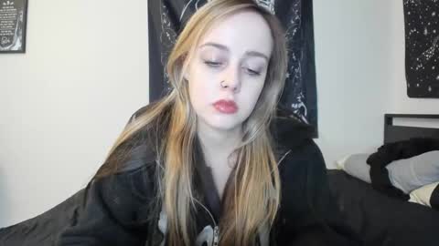 Snapshot of luna_lovelyy chatting on 11-22-25, 01:15 Luna online show from 11-22-25, 01:15