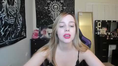 Snapshot of luna_lovelyy chatting on 11-27-25, 03:08 Luna online show from 11-27-25, 03:08