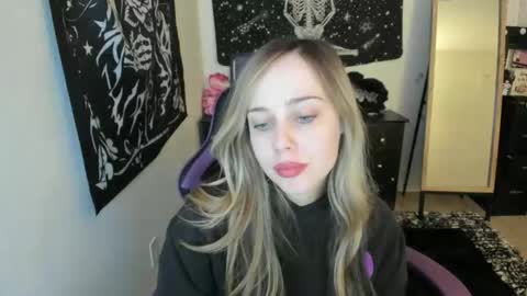 Snapshot of luna_lovelyy chatting on 12-05-25, 06:33 Luna online show from 12-05-25, 06:33