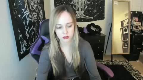 Snapshot of luna_lovelyy chatting on 12-14-25, 12:49 Luna online show from 12-14-25, 12:49