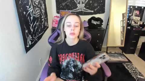 Snapshot of luna_lovelyy chatting on 12-15-25, 08:13 Luna online show from 12-15-25, 08:13