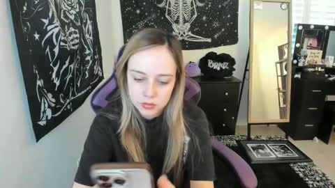 Snapshot of luna_lovelyy chatting on 12-16-25, 06:24 Luna online show from 12-16-25, 06:24