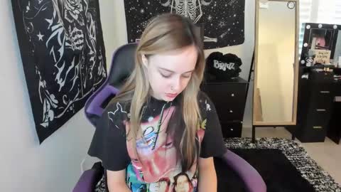 Snapshot of luna_lovelyy chatting on 12-17-25, 05:41 Luna online show from 12-17-25, 05:41