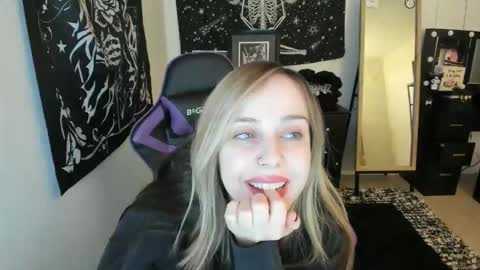 Snapshot of luna_lovelyy chatting on 12-18-25, 05:46 Luna online show from 12-18-25, 05:46