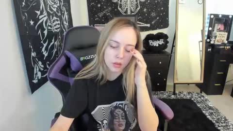 Snapshot of luna_lovelyy chatting on 12-18-25, 06:03 Luna online show from 12-18-25, 06:03