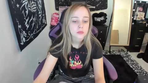 Snapshot of luna_lovelyy chatting on 12-19-25, 06:15 Luna online show from 12-19-25, 06:15