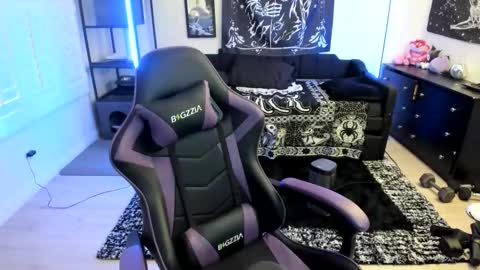 Luna online show from 04-27-26, 09:46